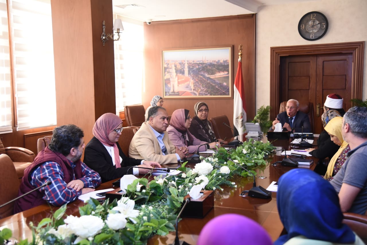 محافظ بورسعيد يعقد اجتماع لمتابعة أعمال المجلس الإقليمى للسكانبالمحافظة   (2)